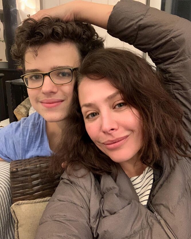 Дәліздегі секс туралы эротикалық фильмдер Қолды кискаға қойыңыз