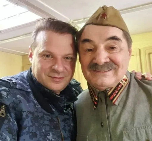 Роман Веслаух и Александр Панкратов-Черный на съемках сериала «По законам военного времени» Роман Веслаух и Александр Панкратов-Черный на съемках сериала «По законам военного времени»