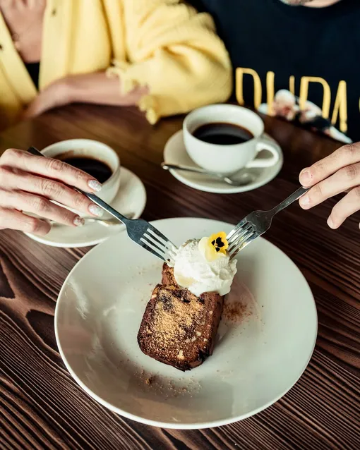 Александра и Олег Верещагины разделили десерт Александра и Олег Верещагины разделили десерт