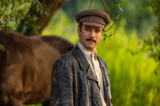 Степан Бекетов в роли Петра Волкова в мелодраме «Берега любви»