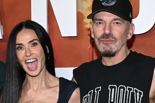 Билли Боб Торнтон публично обнял Деми Мур, повторив культовую позу с бывшей женой Анджелиной Джоли Билли Боб Торнтон публично обнял Деми Мур, повторив культовую позу с бывшей женой Анджелиной Джоли