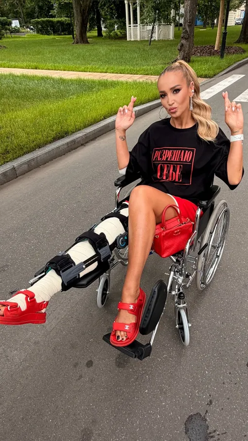 Ольга Бузова снова покинула больницу Ольга Бузова снова покинула больницу
