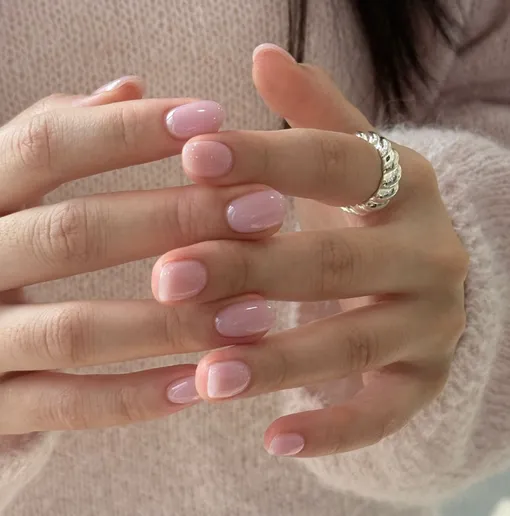 Красивый маникюр в марте 2026 года сделать просто, особенно с розовым цветом ногтей