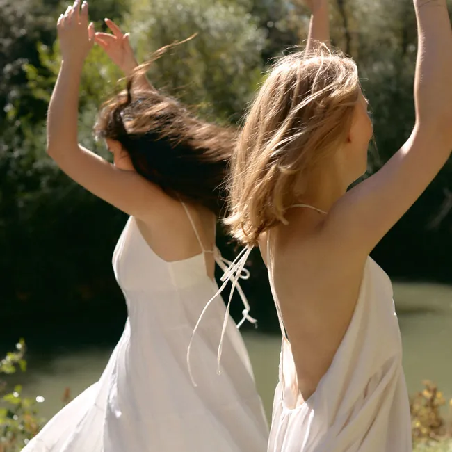 Как хорошо выглядеть на фото и перестать бояться камеры: фешн-фотограф разбивает популярные мифы о съемках