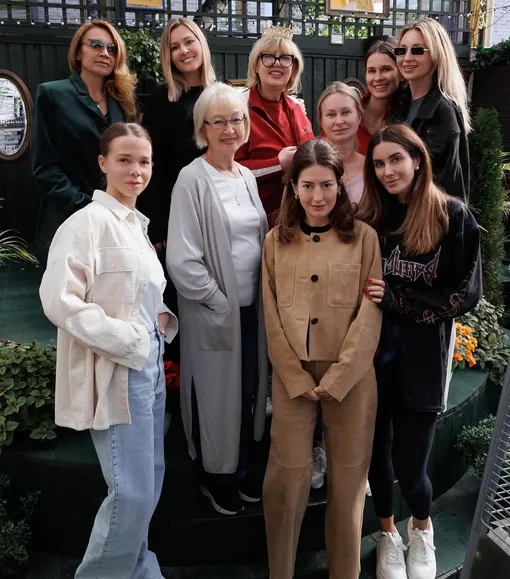 Мария Кожевникова устроила сюрприз для мамы и собрала ее друзей Мария Кожевникова устроила сюрприз для мамы и собрала ее друзей