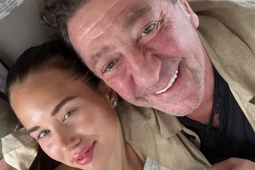 Аврора Киба рассталась с Григорием Лепсом: девушку увидели на шее сорокалетнего мужчины на концерте Сергея Шнурова Аврора Киба рассталась с Григорием Лепсом: девушку увидели на шее сорокалетнего мужчины на концерте Сергея Шнурова