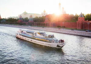 Подарочный сертификат «Круиз по Москве-реке на борту яхты Radisson» (2 часа 30 мин, 1 человек)
