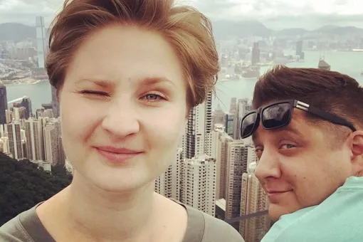 «У тебя была нелегкая жизнь, но ты остался прекрасным мужем»: вдова Романа Попова расплакалась у его гроба