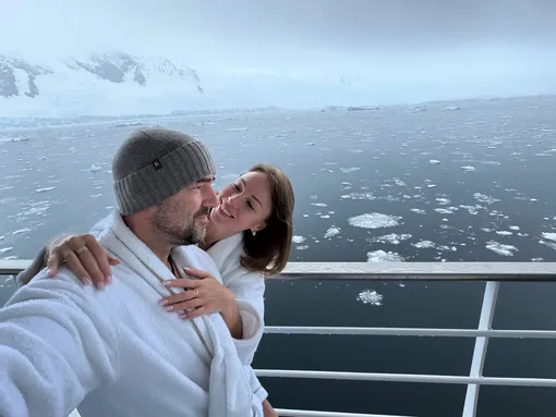 Роман Товстик и Полина Диброва среди айсбергов