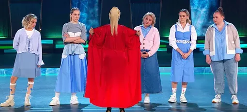 Лера Кудрявцева на шоу «Звезды» распахнула пеньюар и показала грудь КВНщицам Лера Кудрявцева на шоу «Звезды» распахнула пеньюар и показала грудь КВНщицам