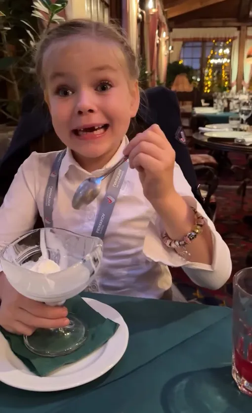 Лера Кудрявцева впервые показала, как забирает дочь из школы