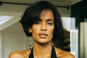 Молодая возлюбленная Венсана Касселя обнажила грудь на пляже