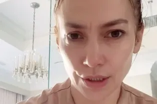 «Ерунда, что я колю ботокс! В 54 я свечусь»: Дженнифер Лопес показала, как выглядит без макияжа
