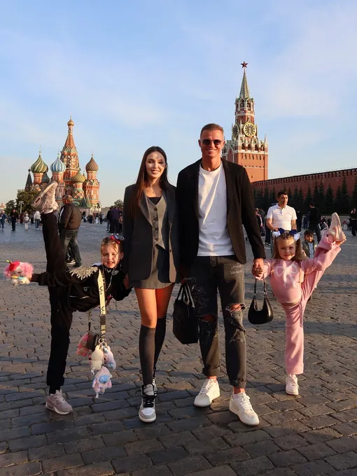 Анастасия Костенко и Дмитрий Тарасов с детьми на Красной площади Анастасия Костенко и Дмитрий Тарасов с детьми на Красной площади