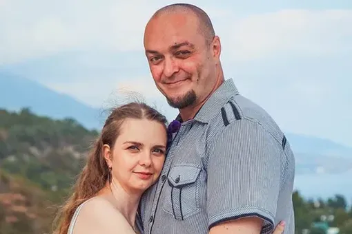 Вдова надела цепочку мужа у гроба: погибшего музыканта «Кукрыниксов» Дмитрия Оганяна похоронили в Санкт-Петербурге Вдова надела цепочку мужа у гроба: погибшего музыканта «Кукрыниксов» Дмитрия Оганяна похоронили в Санкт-Петербурге