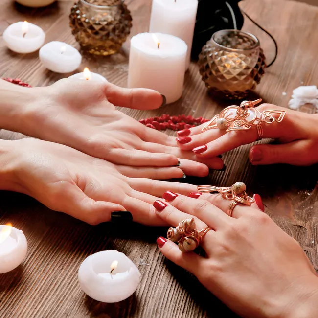 Читаем по руке. Брак, смерть, обман: о чем расскажут кресты на ладонях