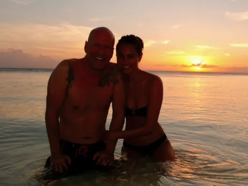 Брюс Уиллис с женой на архивном фото