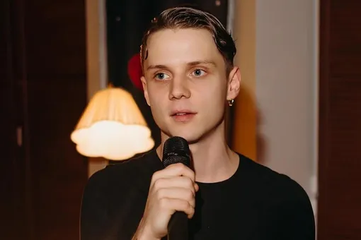 Ваня Дмитриенко отпраздновал 20-летний юбилей с Анной Пересильд и ее мамой в столичном заведении