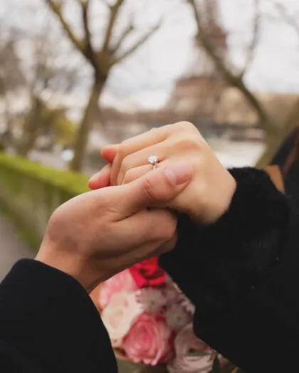 Ок Тэкён подарил девушке изящное кольцо с бриллиантом