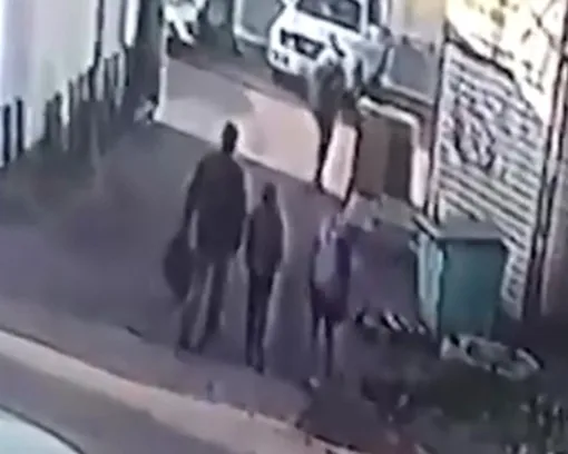 Школьниц заметили в компании мужчины Школьниц заметили в компании мужчины
