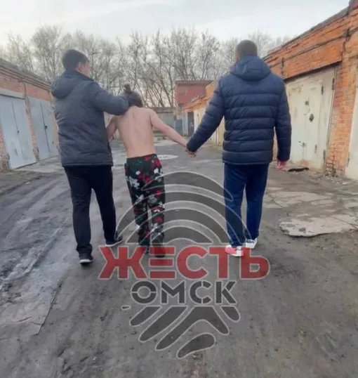 Двое мужчин поймали 14-летнего подростка у гаражей и стали над ним издеваться