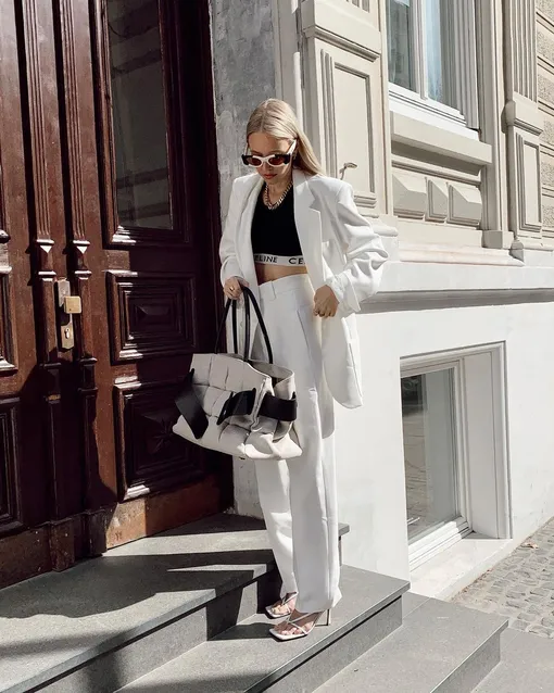 Женский брючный костюм с оверсайз-пиджаком идеально дополнят лодочки или босоножки на шпильке.