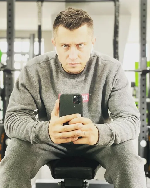 В большинстве фильмов Павел Прилучный играет крутых парней, в чем ему помогает спортивное прошлое Павел Прилучный биография