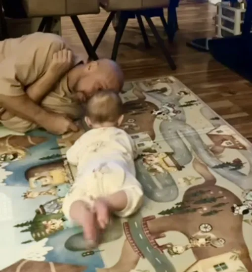 Данко с удовольствием играл с малышом Данко с удовольствием играл с малышом