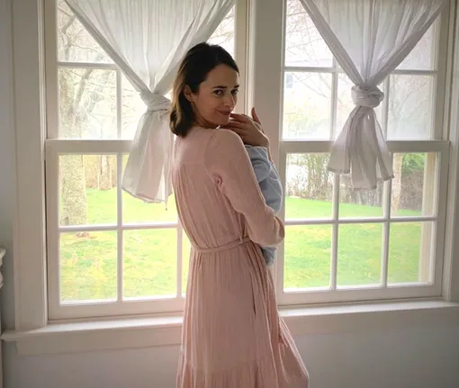 Ольга Зуева позировала с малышкой на руках