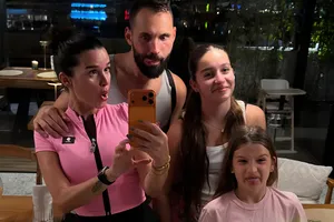 «Когда в семье только один нормальный»: Ксения Бородина показала забавное фото с мужем и дочерьми в Таиланде