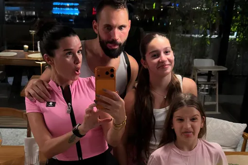 «Когда в семье только один нормальный»: Ксения Бородина показала забавное фото с мужем и дочерьми в Таиланде «Когда в семье только один нормальный»: Ксения Бородина показала забавное фото с мужем и дочерьми в Таиланде