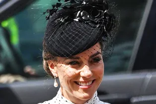 Кейт Миддлтон в оригинальной шляпке и пальто в клетку с мужем и детьми появилась в Сандрингеме