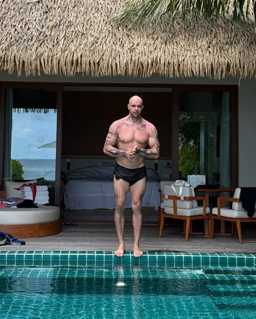 Слава отдыхает с мускулистым мужчиной