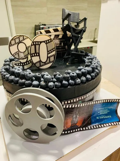 Светлане Дружининой преподнесли «киношный» торт