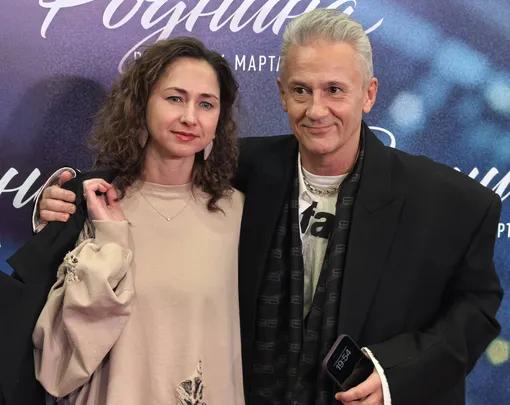 Супруги Анастасия Чернова и Олег Меньшиков на премьере фильма «Роднина»