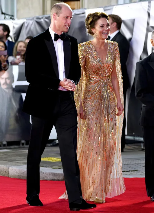 Кейт Миддлтон в золотом наряде от Дженни Пэкхэм