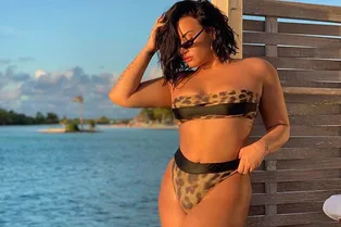 Похудевшая Деми Ловато показала себя в купальнике на пляже Похудевшая Деми Ловато показала себя в купальнике на пляже