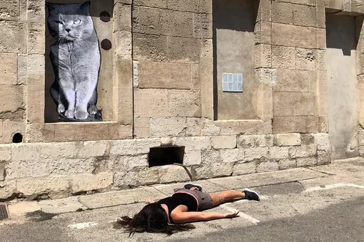 Антиселфи: художница «умирает» на фотографиях Антиселфи: художница «умирает» на фотографиях