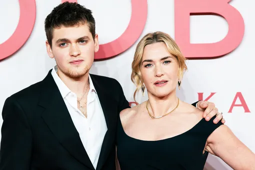 Похудевшая Кейт Уинслет в облегающем платье появилась на премьере вместе с 21-летним сыном Похудевшая Кейт Уинслет в облегающем платье появилась на премьере вместе с 21-летним сыном