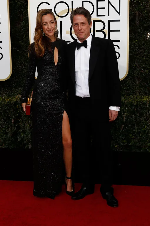 Хью Грант с женой на красной дорожке