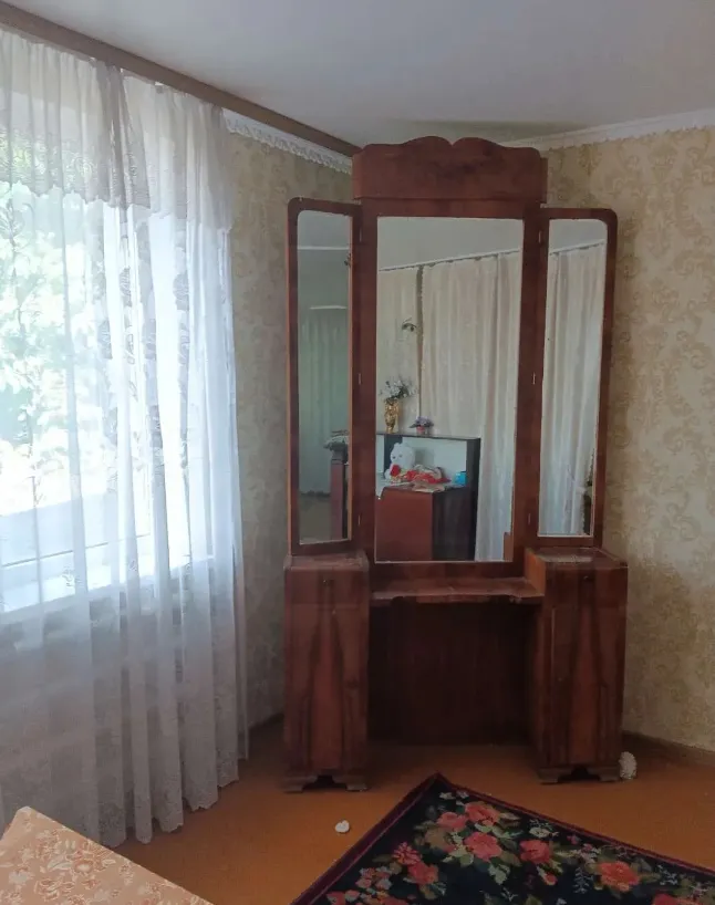 Тумба с трехстворчатым зеркалом — это...