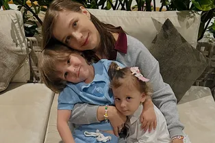 «Я безуспешно пыталась сделать фото с двумя детьми. Но получилось!»: Лиза Арзамасова снялась с сыном и дочкой на курорте «Я безуспешно пыталась сделать фото с двумя детьми. Но получилось!»: Лиза Арзамасова снялась с сыном и дочкой на курорте