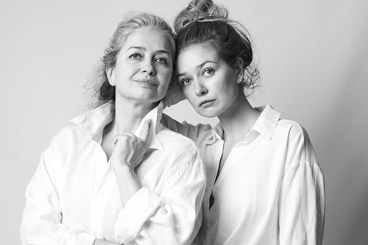 «Я стеснялась ее в мини-юбке»: звезда сериала «Праздники» Анастасия Калашникова показала маму в день 50-летия