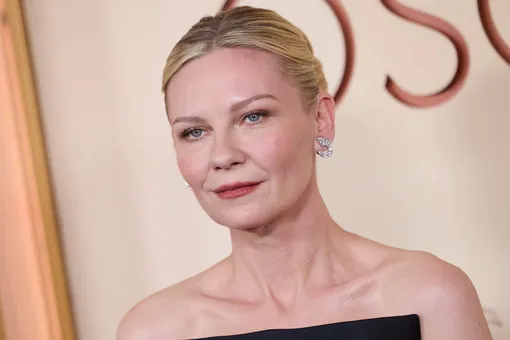 Кирстен Данст в нелепом платье обнималась с мужем на красной дорожке «Оскара» Кирстен Данст в нелепом платье обнималась с мужем на красной дорожке «Оскара»