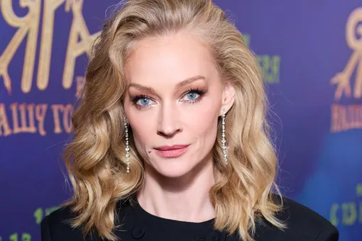 Светлана Ходченкова в мини-платье и бриллиантах совершила редкий выход в свет