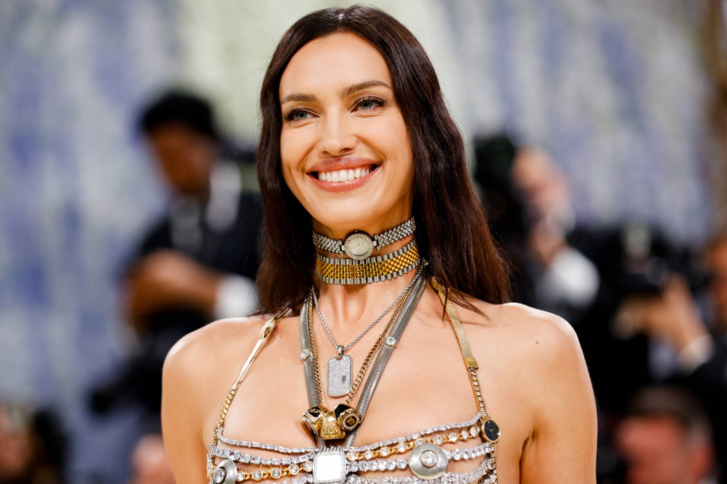 Самый «голый» образ на Met Gala 2026: Ирина Шейк появилась на публике в топе-бюстгальтере и юбке с заниженной талией