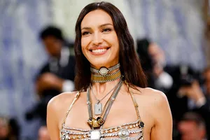Самый «голый» образ на Met Gala 2026: Ирина Шейк появилась на публике в топе-бюстгальтере и юбке с заниженной талией
