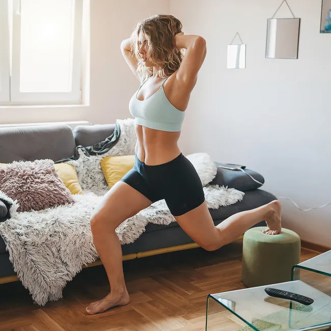 Дом вместо спортзала: 6 «ленивых», но рабочих упражнений от балерины