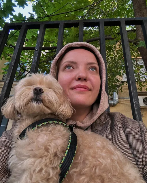 Ирина Мягкова со своим питомцем, мальтипу по кличке Толик Ирина Мягкова со своим питомцем, мальтипу по кличке Толик