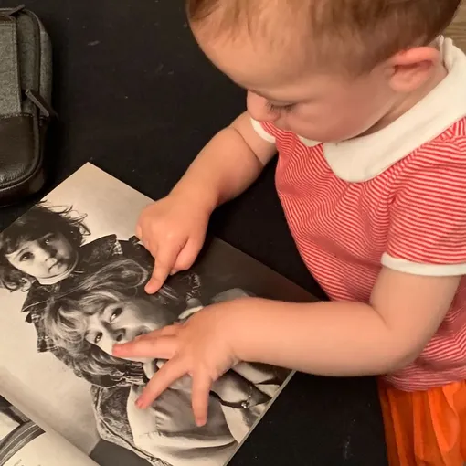 Внучка Марины Нееловой рассмотрела фото бабушки в молодости Внучка Марины Нееловой рассмотрела фото бабушки в молодости